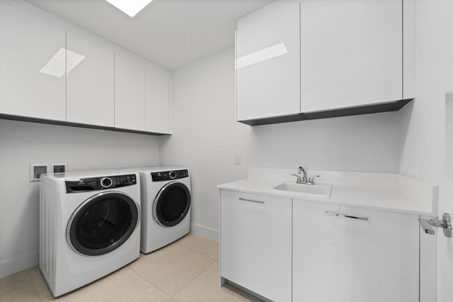 Building Photo - 151 N Seabreeze Blvd