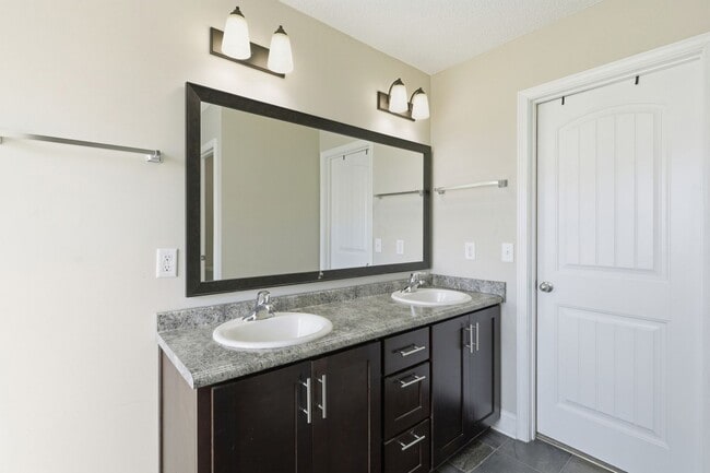 Building Photo - 3 Bedroom Griffin Park Home on Quiet Cul-de-Sac