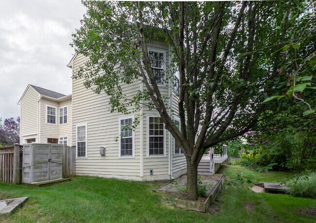 Building Photo - Spacious, Light-Filled Home in the Desirable Broadlands