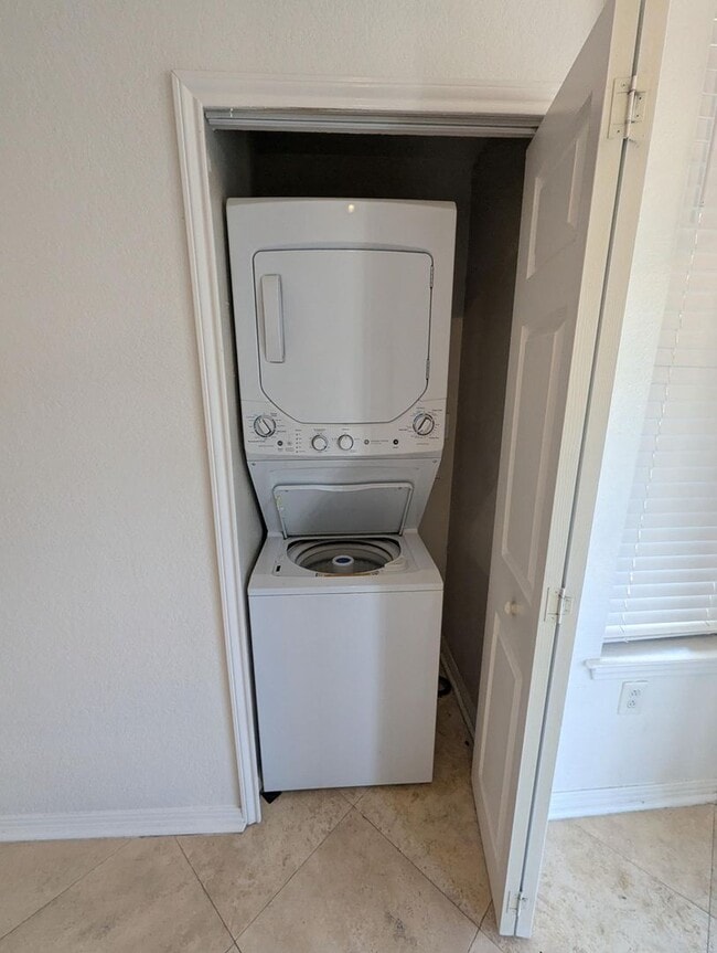 Building Photo - 1x1 top floor unit with balcony, beautiful...