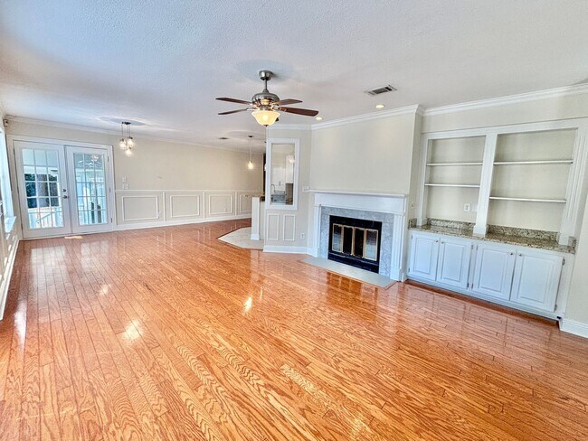 Building Photo - Charming 3-Bedroom Duplex