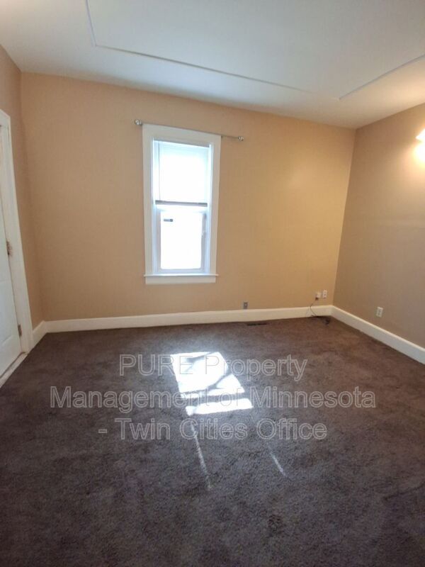 Building Photo - 987 N Churchill St