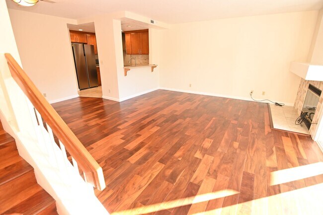 Building Photo - Nicely upated 2 Story Townhouse at Mansion Park with 2 Master Suites.