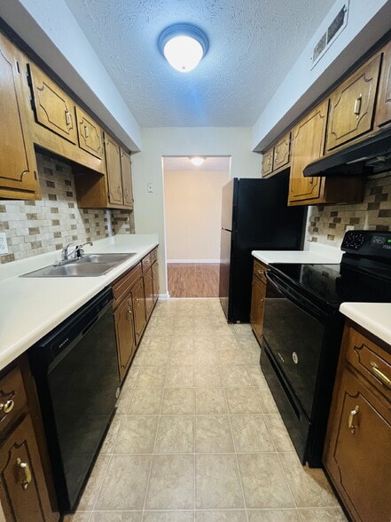 Building Photo - "Charming 2-Bedroom Gem in Clarksville – Cozy 965 Sq Ft Retreat!" 3854D Northeast Dr. Clarksville...