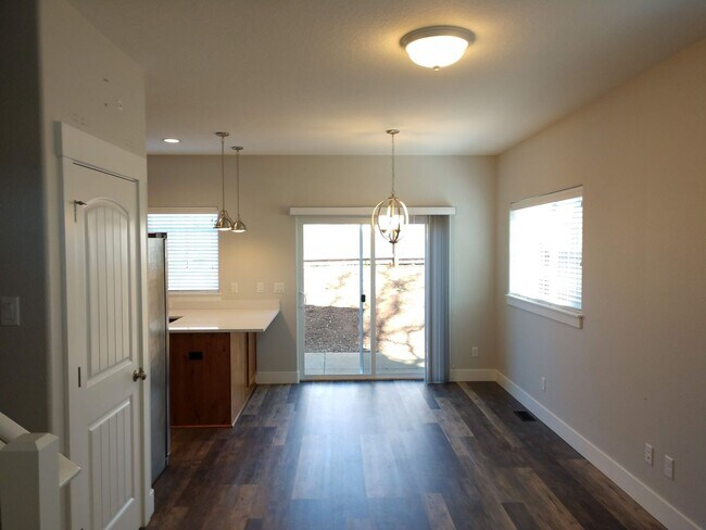 Building Photo - BIGFIR1055-1057