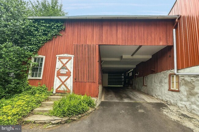 Building Photo - Lower Pottsgrove 2 Bedroom 1 bath Apartment $1,895/ month