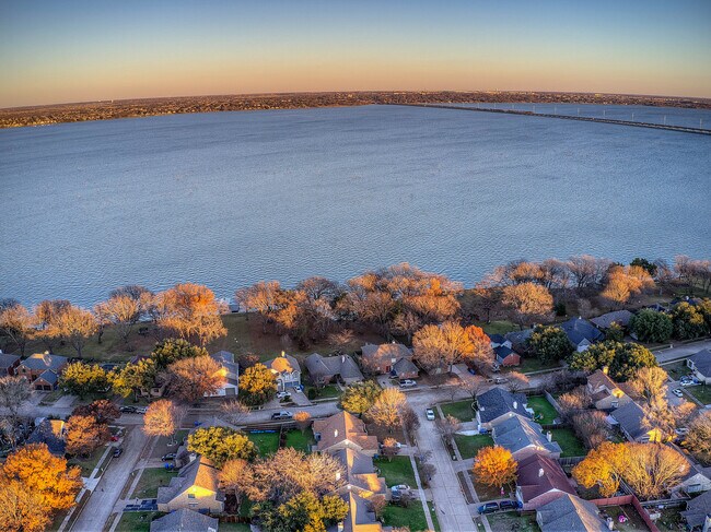 Building Photo - 8402 Columbia Dr