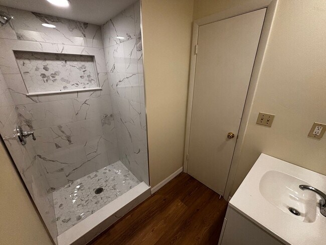 Building Photo - 2/2 Fully Renovated Home in Silver Springs Shores