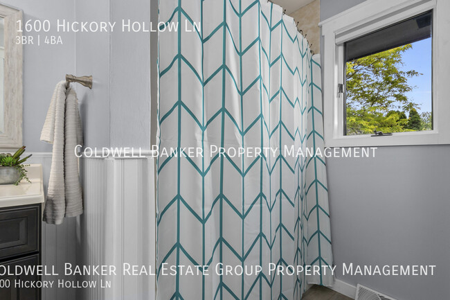 Building Photo - 1600 Hickory Hollow, Menasha