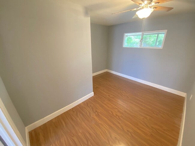 Building Photo - West El Paso 4 bed/2 Bath refrig A/C Home!