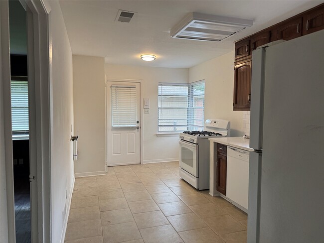Building Photo - 4013 Newshire Dr