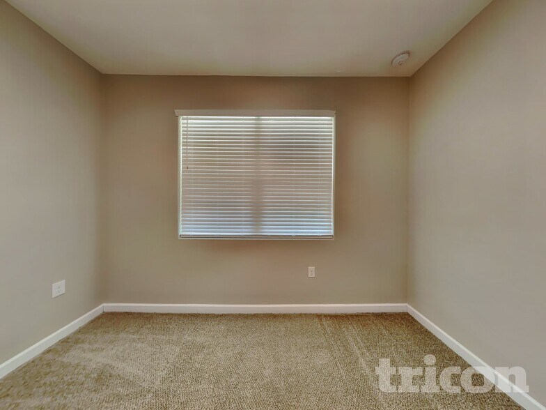 Building Photo - 30094 W Clarendon Ave