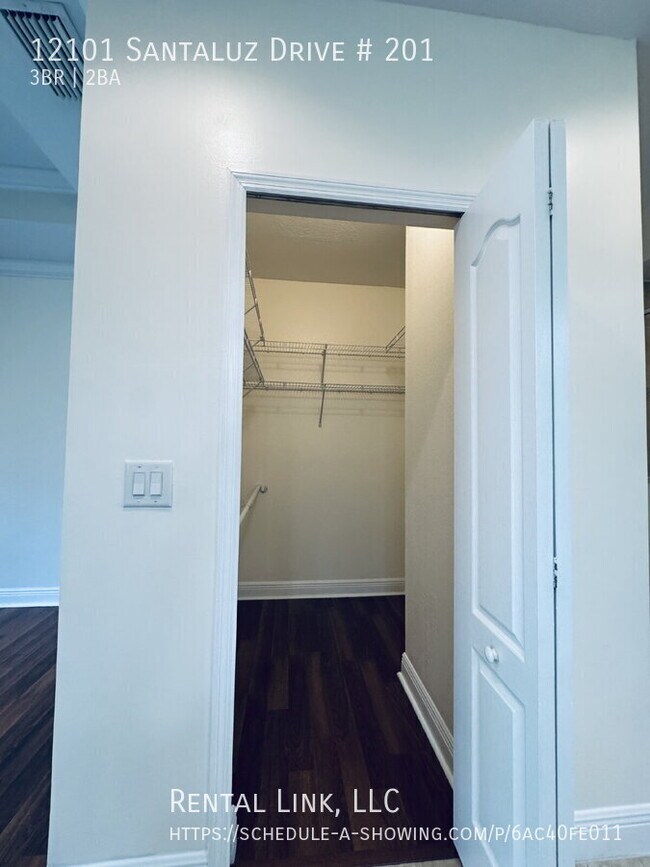 Building Photo - 12101 Santaluz Dr