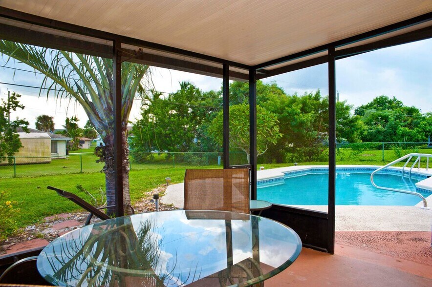 Building Photo - 458 SE Doat St