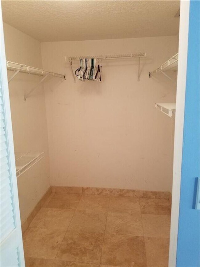 Building Photo - 1159 SE 6th Ct