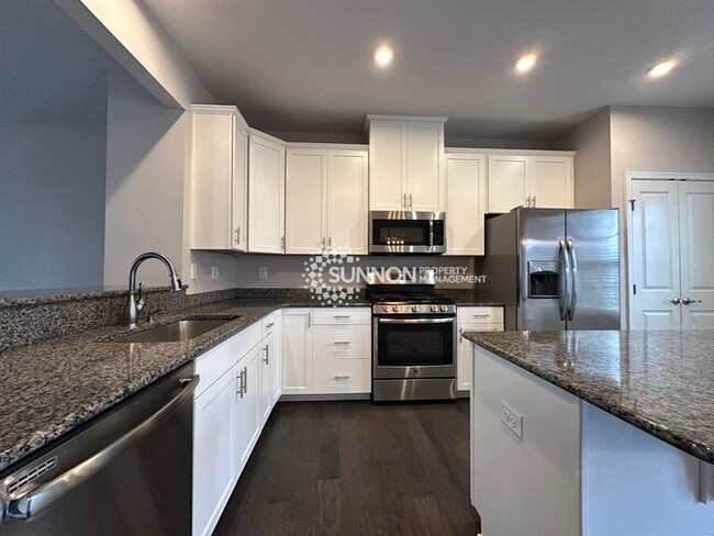 Building Photo - Beautiful 3 Bed Townhome in Eagle Lake Sub...