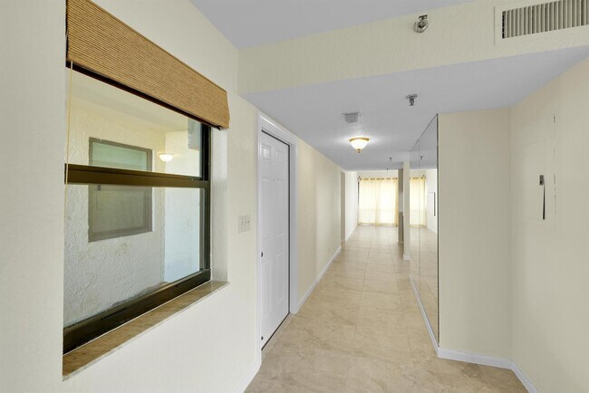 Building Photo - 374 Golfview Rd