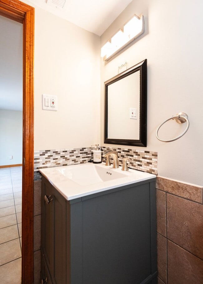 Building Photo - Spacious 4-Bed, 2.5-Bath Split-Level Home