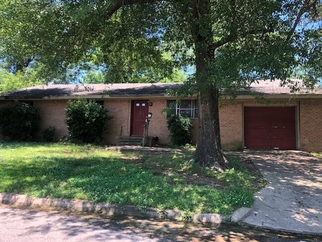 Building Photo - Single-Family Home: 4 bed, 2 bath