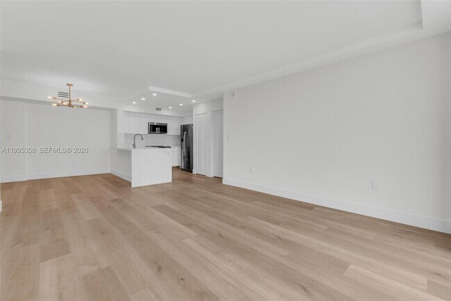 Building Photo - 1155 Brickell Bay Dr