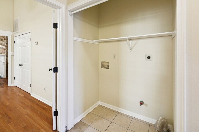 Building Photo - 4535-4537Tchou