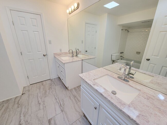 Building Photo - Stylish Townhouse in Prime Location – Walk...
