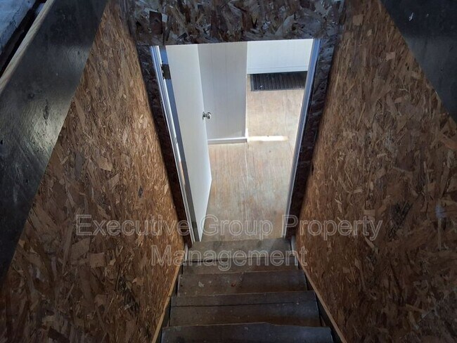 Building Photo - 746 W Elm Rd