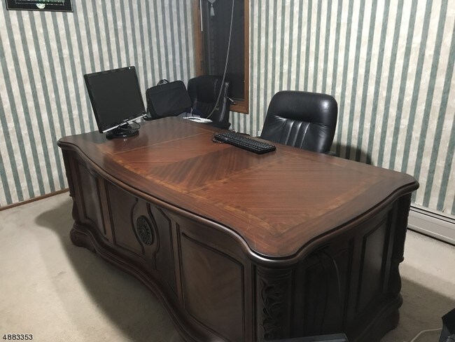 Building Photo - 5 New Castle Ct