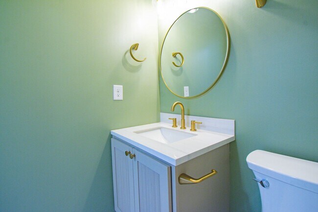 Building Photo - 4 Bedroom 3 Bathroom Home- Pets Okay!