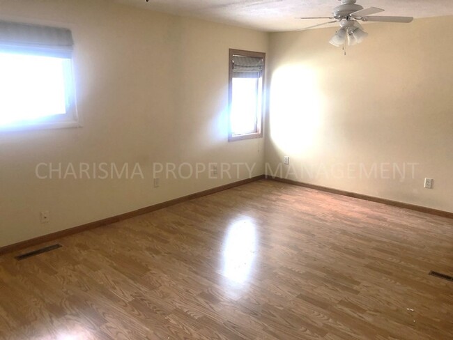 Building Photo - 4 BD, 2 BA HOUSE, HARDWOOD FLOORING THROUG...