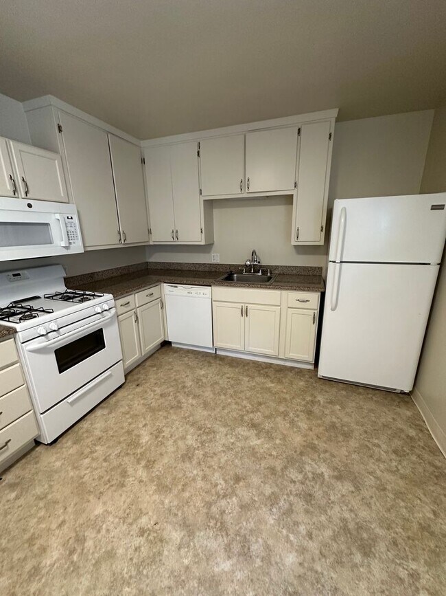 Building Photo - 2 bed/1 bath with garage