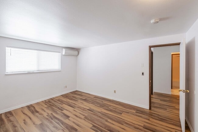 Building Photo - Beautiful 4 Bed, 2 Bath Townhouse with Lots of Closet Space and Laundry In Unit!
