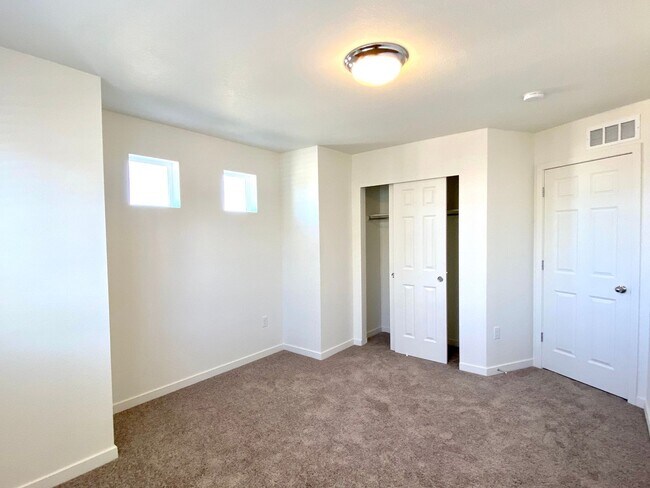 Building Photo - Beautifully built townhome in Banning Lewi...