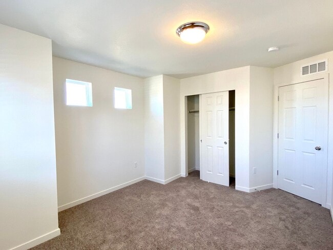Building Photo - Beautifully built townhome in Banning Lewis Ranch ready Now!!