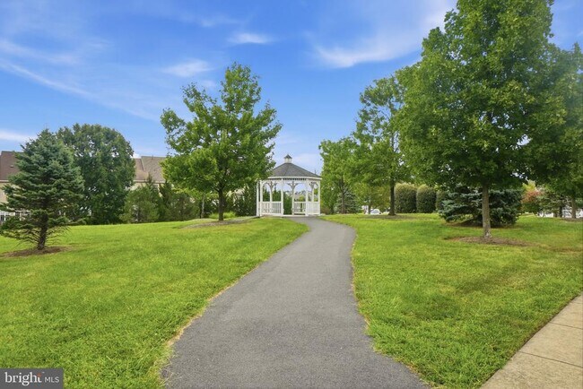 Building Photo - 899 Stonefield Square NE