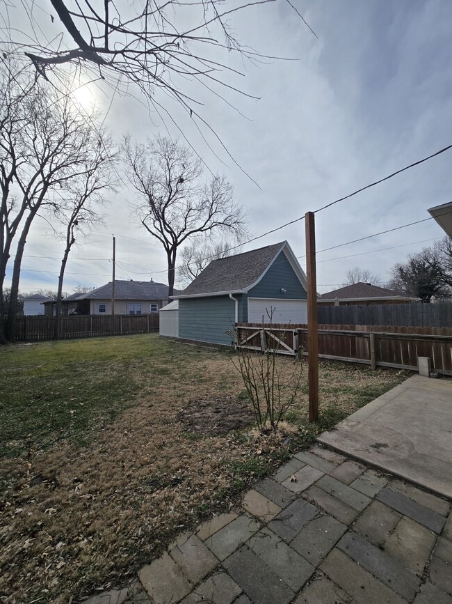 Building Photo - 1321 W Univ Ave