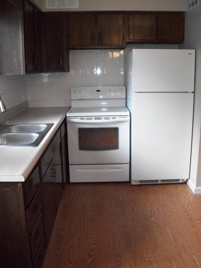 Building Photo - 479 Brentwood Dr