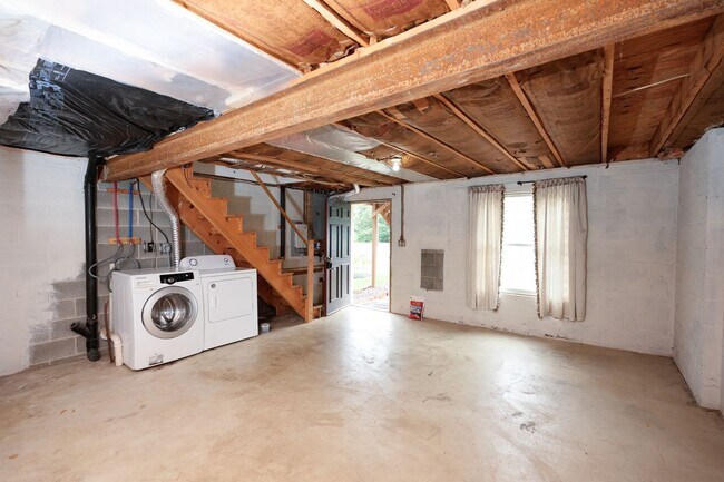 Building Photo - 1421 E Caracas Ave