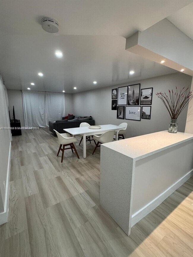 Building Photo - 9200 N Hollybrook Lake Dr