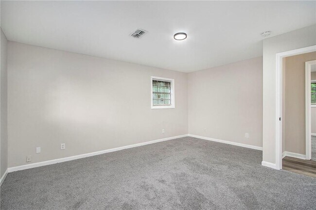 Building Photo - 2243 7 Oaks Cir