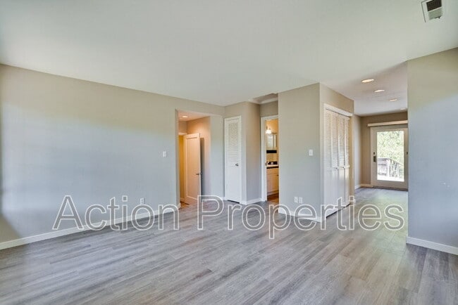 Building Photo - 290 Iris Way