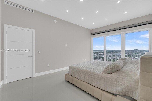 Building Photo - 18011 Biscayne Blvd