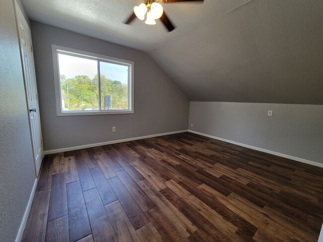 Building Photo - Beautiful 2 bed home
