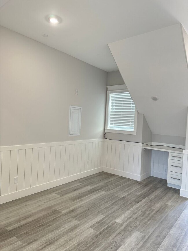 Building Photo - Gorgeous updated 2 bedroom available now!
