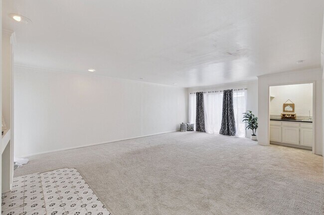 Building Photo - 2400 Sq Ft Condo for Rent Near Shopping