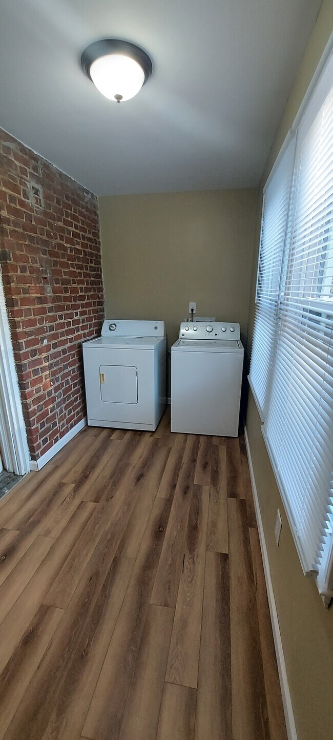 Laundry room - 2916 Woodleigh St