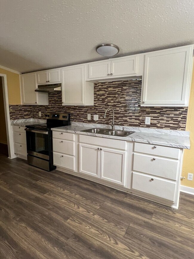 Building Photo - Remodeled 5 Bed | 2 Bath Mobile Home on Ha...