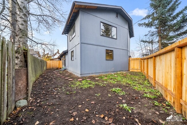 Building Photo - 6627 Zurich St