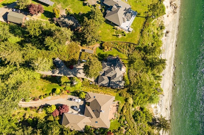 Building Photo - One Acre of Gorgeous Views and a Spacious ...