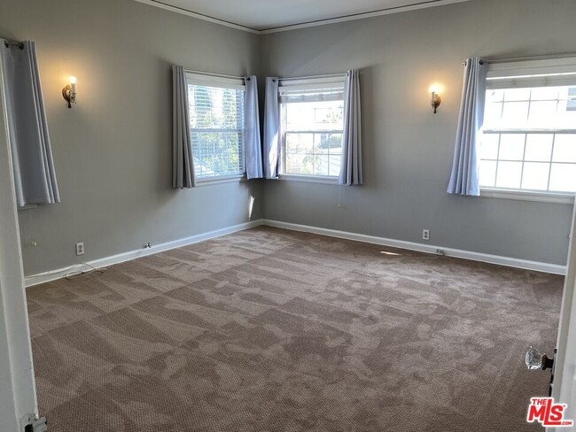 Building Photo - 1028 Meadowbrook Ave